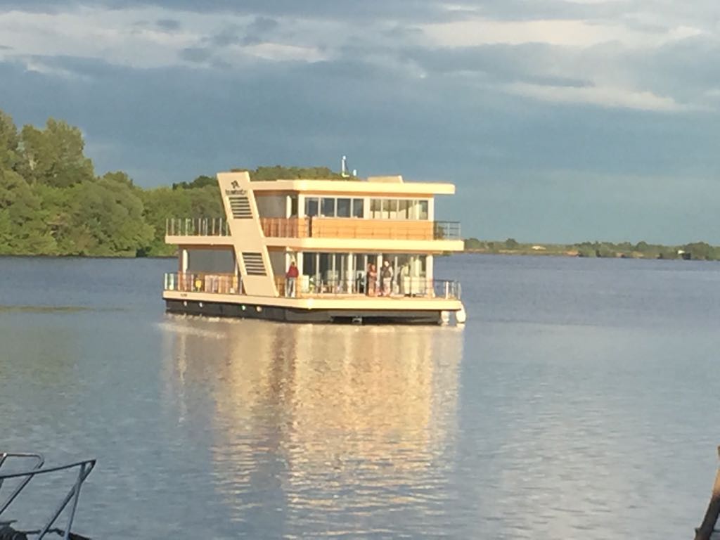 плавдача houseboat